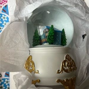 Taylor swift new snow globe!